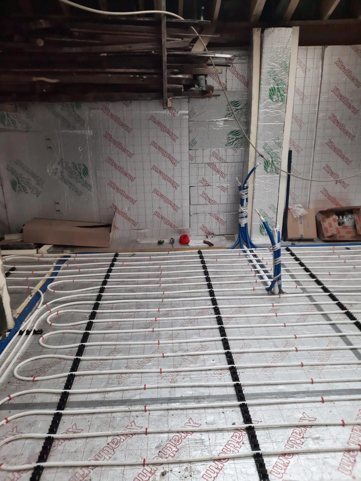 Underfloor heating pipes laid on insulation